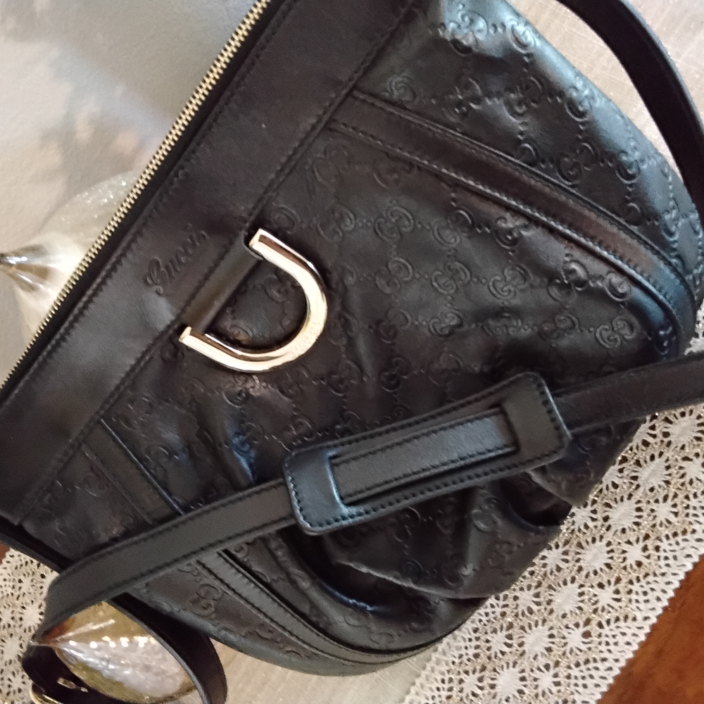 🔥Beautiful Pre-Loved Gucci Black Leather Crossbody With a Sleek Design.🔥 - Picture 7 of 8